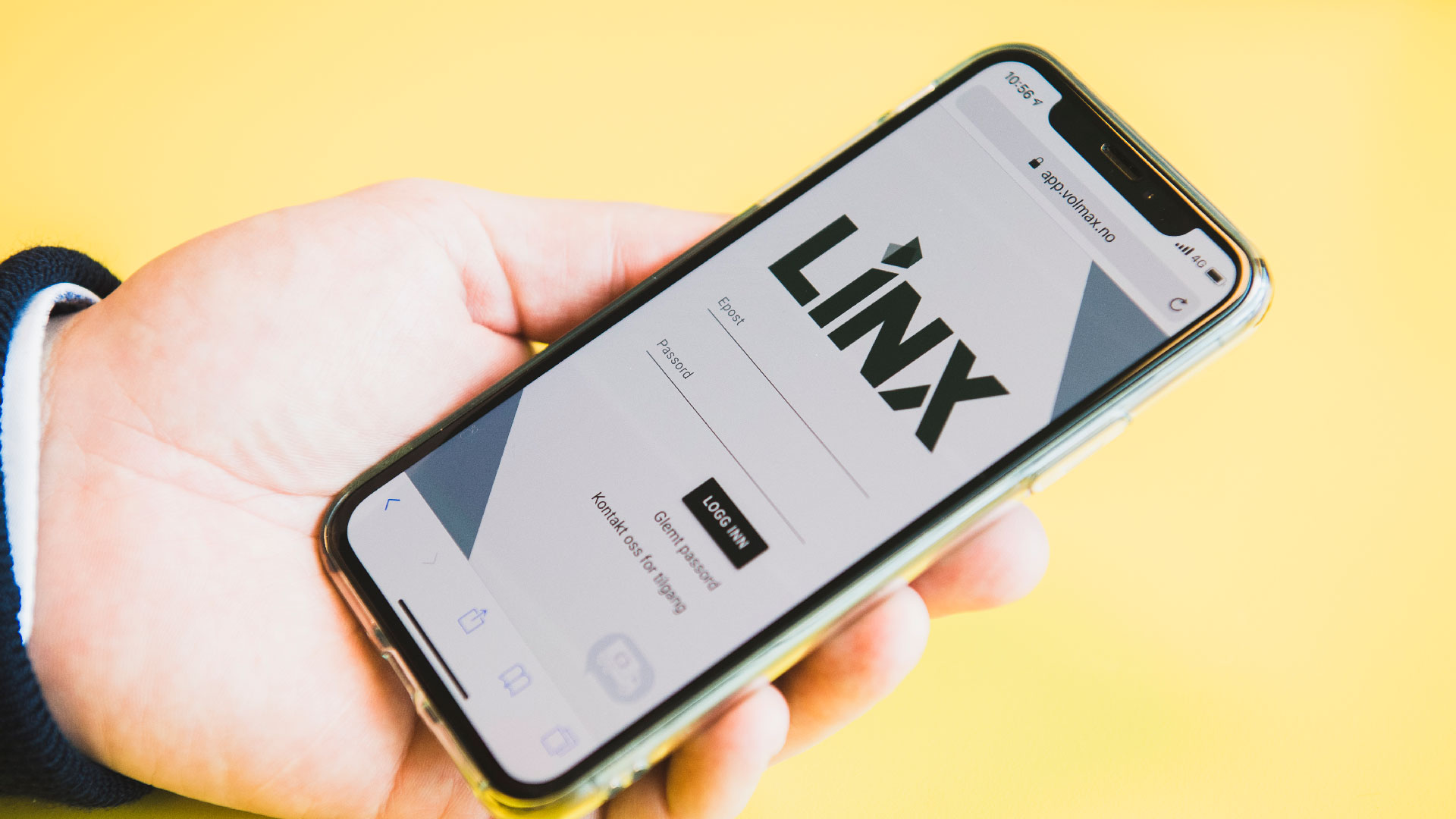 Hånd med telefon viser LINX